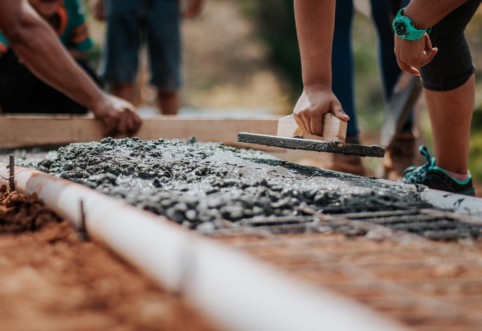 Professionnels réels réunis sur un chantier de rénovation